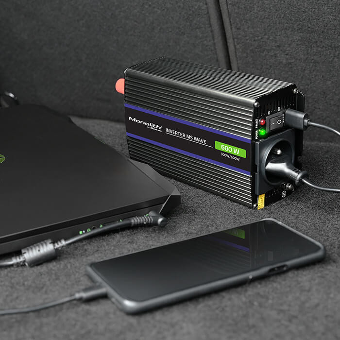 Inverter Qoltec 12V 300W/600W trapéz -1 x usb -szivargyújtó + szemes sarus kábel