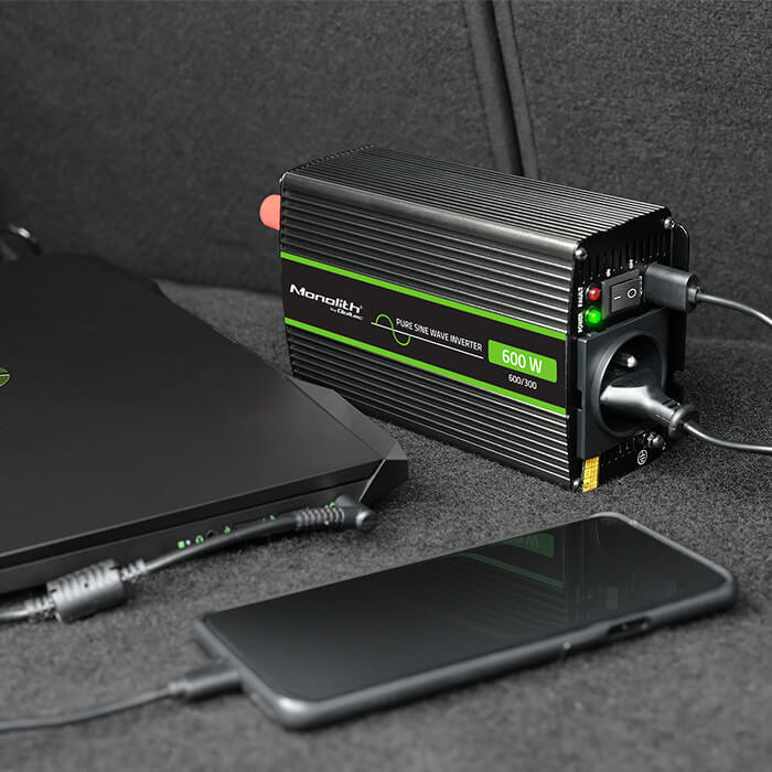 Inverter Qoltec 12V 300W/600W SINUS -1 x usb - szemes sarus kábellel