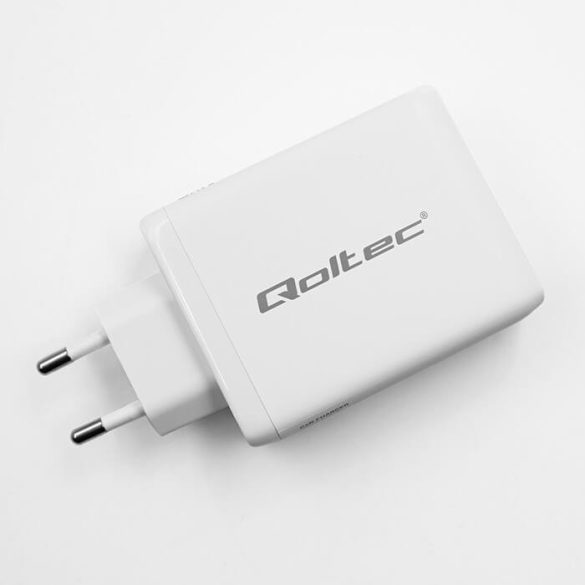 Qoltec USB töltő 100W GaN 100W GaN |5-20V| 1.5-5A | 2x USB-C PD | 1x USB QC 3.0