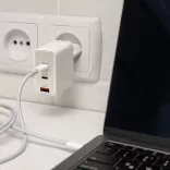 Qoltec USB töltő 100W GaN 100W GaN |5-20V| 1.5-5A | 2x USB-C PD | 1x USB QC 3.0
