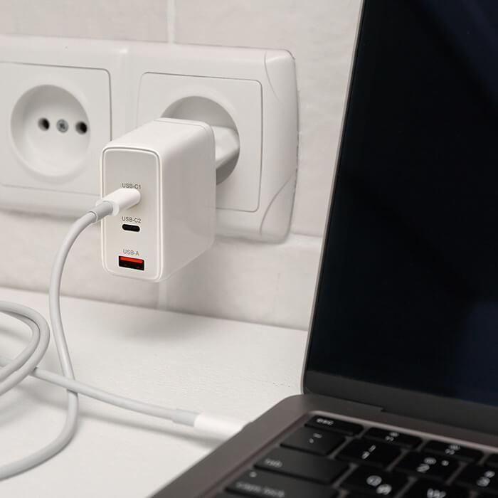 Qoltec USB töltő 100W GaN 100W GaN |5-20V| 1.5-5A | 2x USB-C PD | 1x USB QC 3.0