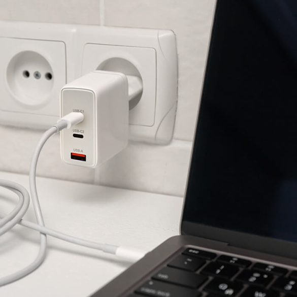 Qoltec USB töltő 100W GaN 100W GaN |5-20V| 1.5-5A | 2x USB-C PD | 1x USB QC 3.0