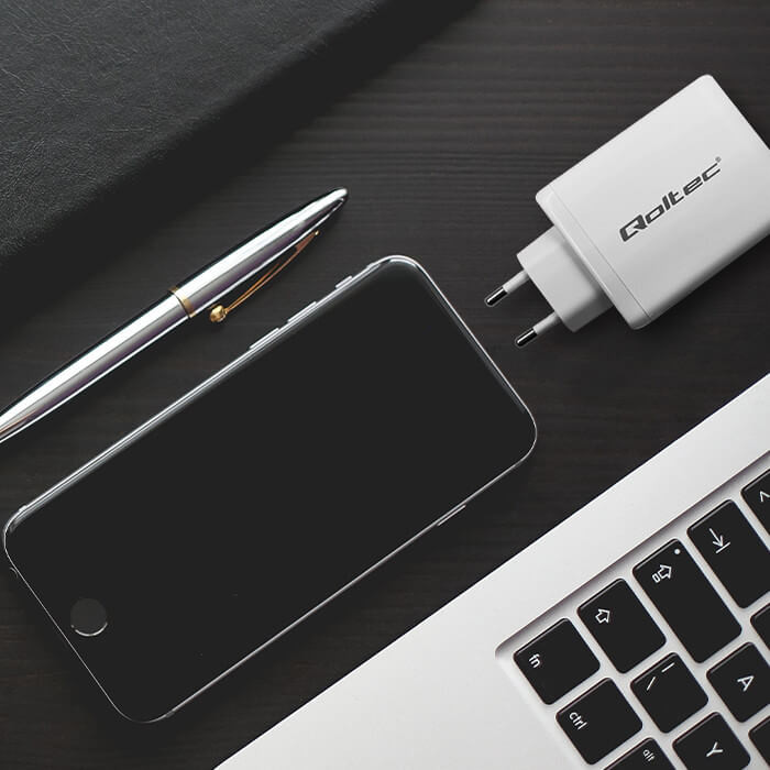 Qoltec USB töltő 100W GaN 100W GaN |5-20V| 1.5-5A | 2x USB-C PD | 1x USB QC 3.0