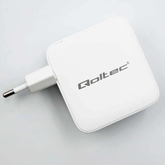 Qoltec USB töltő 140W GaN |5-20V| 2.5-5A | 3x USB-C PD | 1x USB QC 3.0