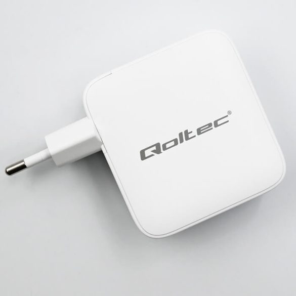 Qoltec USB töltő 140W GaN |5-20V| 2.5-5A | 3x USB-C PD | 1x USB QC 3.0