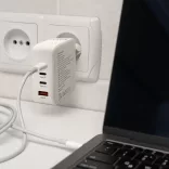Qoltec USB töltő 140W GaN |5-20V| 2.5-5A | 3x USB-C PD | 1x USB QC 3.0
