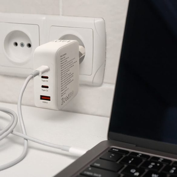 Qoltec USB töltő 140W GaN |5-20V| 2.5-5A | 3x USB-C PD | 1x USB QC 3.0