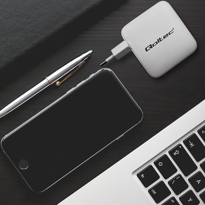 Qoltec USB töltő 140W GaN |5-20V| 2.5-5A | 3x USB-C PD | 1x USB QC 3.0