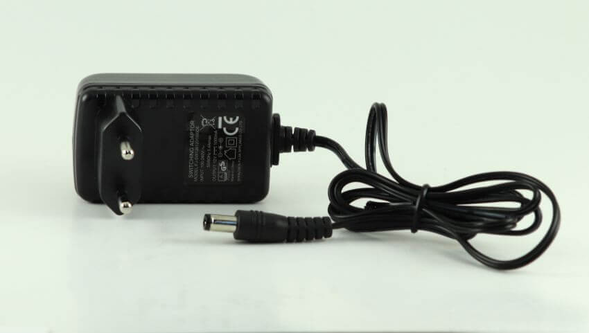 XTAR 12VDC 1A hálózati adapter 110-240V