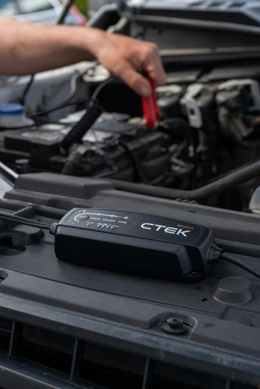 CTEK NXT 5 akkumulátortöltő használat közben